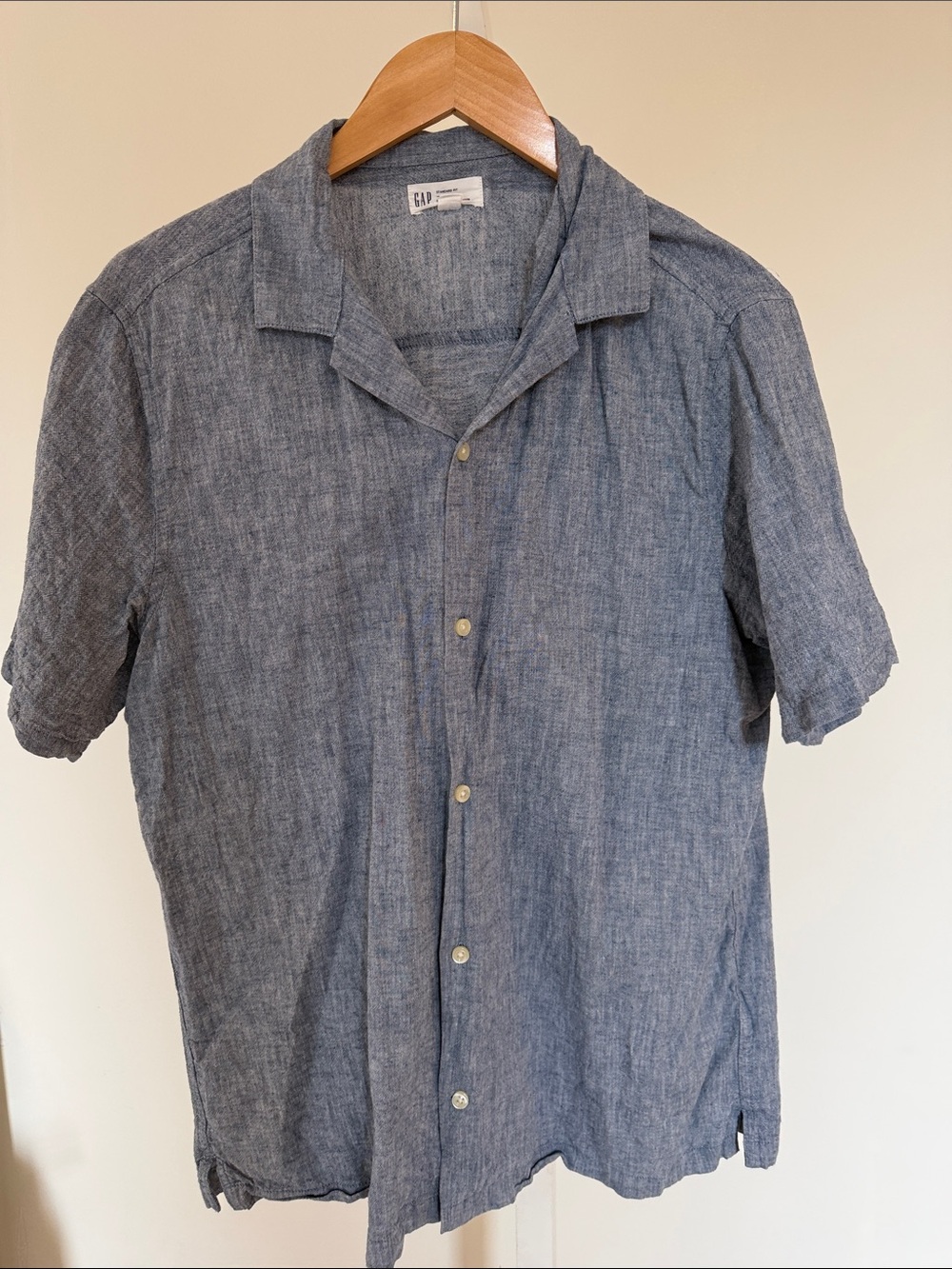GAP Men’s Short Sleeve Button-Up Shirt in Chambray Blue